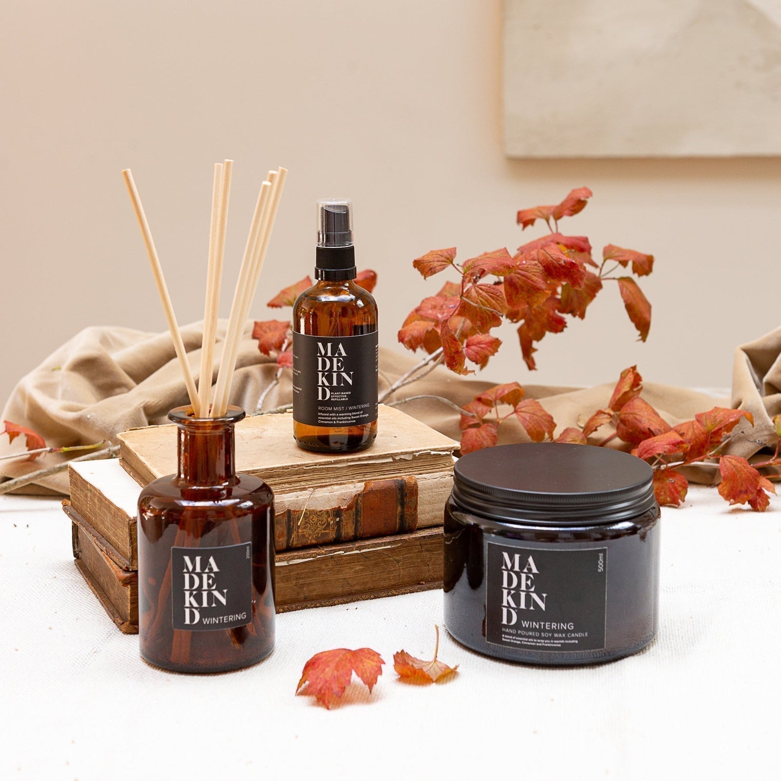 Room fragrance in a warm and cosy winter scent. Including soy wax candle, room diffuser and room mist.